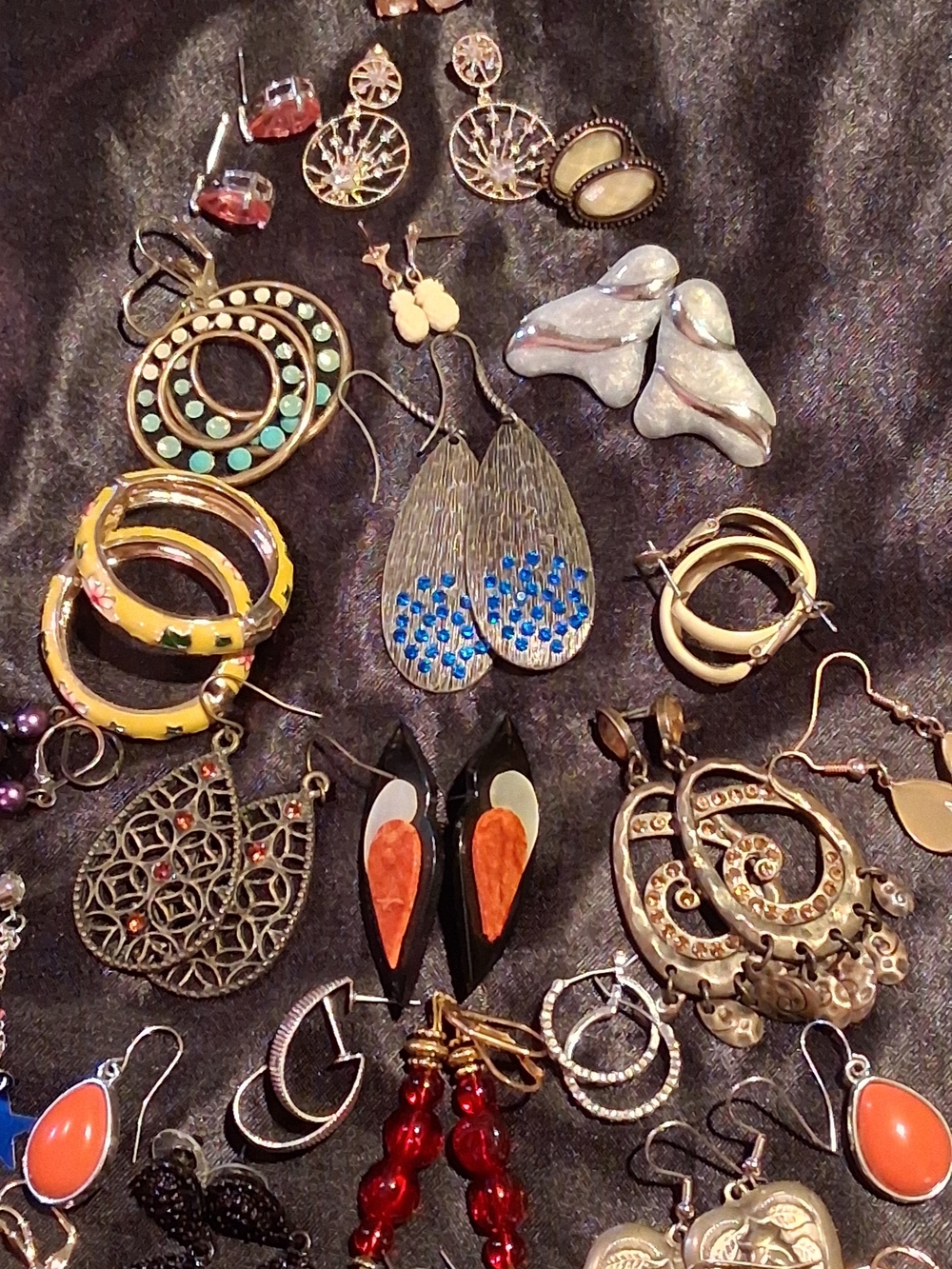 Silk Padded Jewelry Box with 30 Assorted Vintage Earrings - Picture 4 of 10